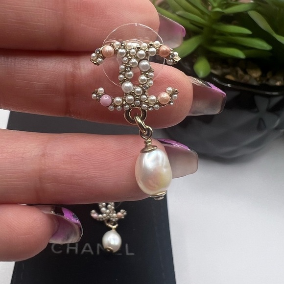 CHANEL Pink Pearl Crystal CC Dangle Earrings - Picture 3 of 9
